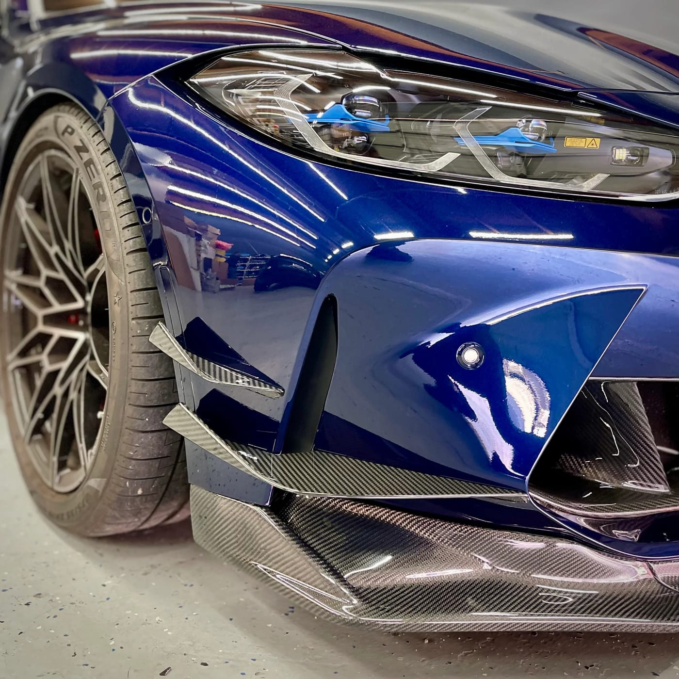 Främre canards V-Style 4-delad Torrkolfiber – BMW M3/M4 (G8x)