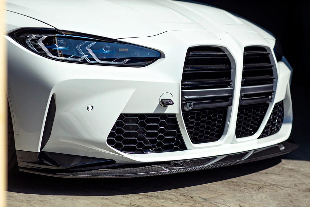 Frontläpp MHC-Style Kolfiber – BMW M3/M4 (G8x)